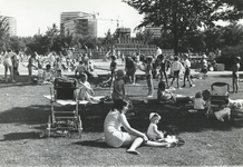 502850 Afbeelding van spelende kinderen met hun ouders bij de waterspeelplaats in het Park Transwijk te Utrecht.